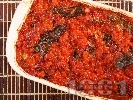 Рецепта Запечени патладжани с ароматен сос от домати, лук, маслини и босилек